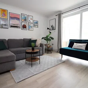 Stylish In With Driveway Parking, 10min From Holiday home