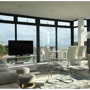 Apartment Penthouse- Cosy With Sea View
