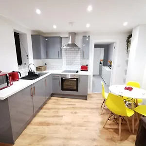Apartment 4 Sleeps And Travel Cot- Close To And Restaurants